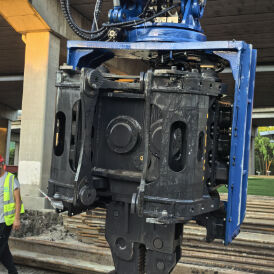 เครื่องตอกเสาเข็มด้านข้างความเร็วสูง: การยกเสาเข็ม 10 ม./นาที และถังเชื้อเพลิงขนาดใหญ่ 150 ลิตร